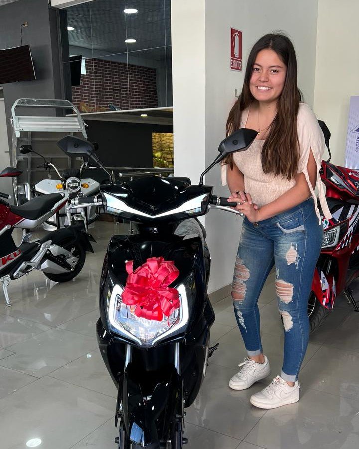 <span color-type="color" style="color: #ffffff;">Александра</span>